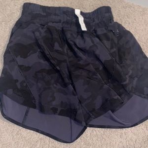 Lululemon hotty hot 4” shorts size 2 camo